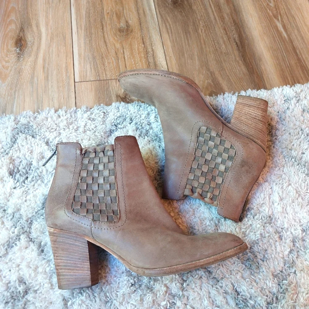 Aquatalia high ankle booties - Picture 1 of 7